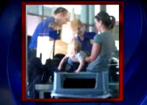 SUA: bebeluş, percheziţionat pe aeroport