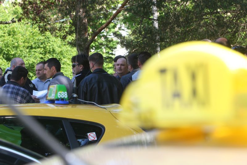 Taximetriştii din Timişoara au protestat astăzi pentru că primăria îi obligă să scadă tariful