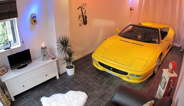 Un fan Ferrari și-a parcat mașina în casă