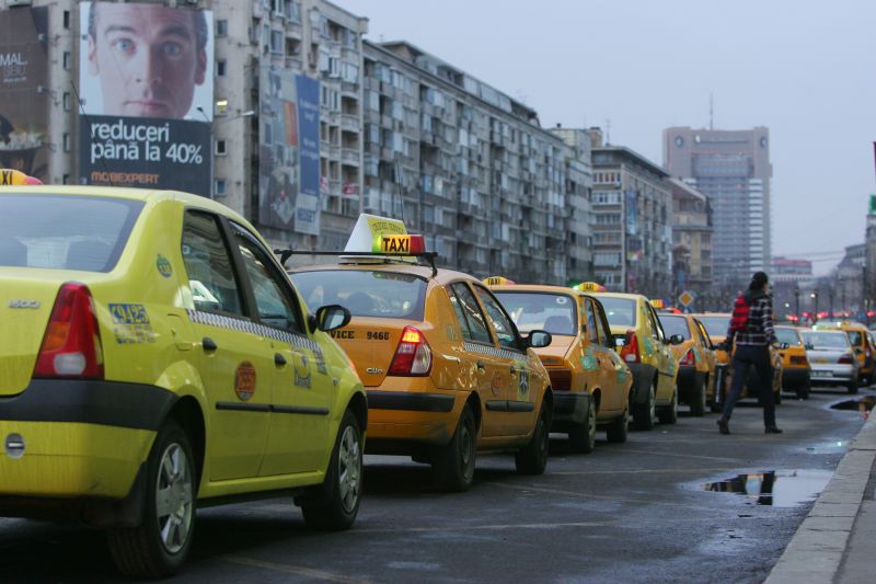 Un nemțean s-a supărat pe taximetriști și le-a spart lunetele