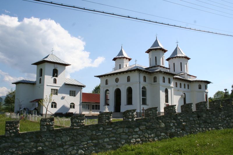 Un preot din Vâlcea "fentează" legea cu binecuvântarea autorităţilor