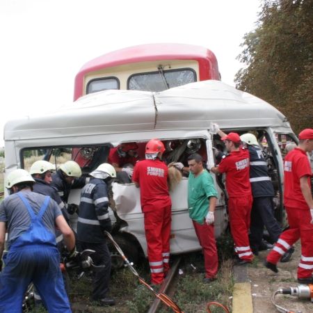 14 răniţi, după ce un microbuz a intrat într-un TIR, la Iaşi