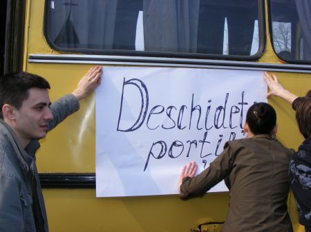 200 de studenţi basarabeni care studiază în România au venit cu autocarele să voteze la Chişinău
