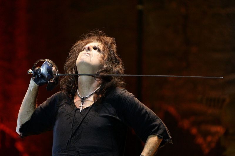 Alice Cooper, ”decapitat” pe scena de la Arenele Romane