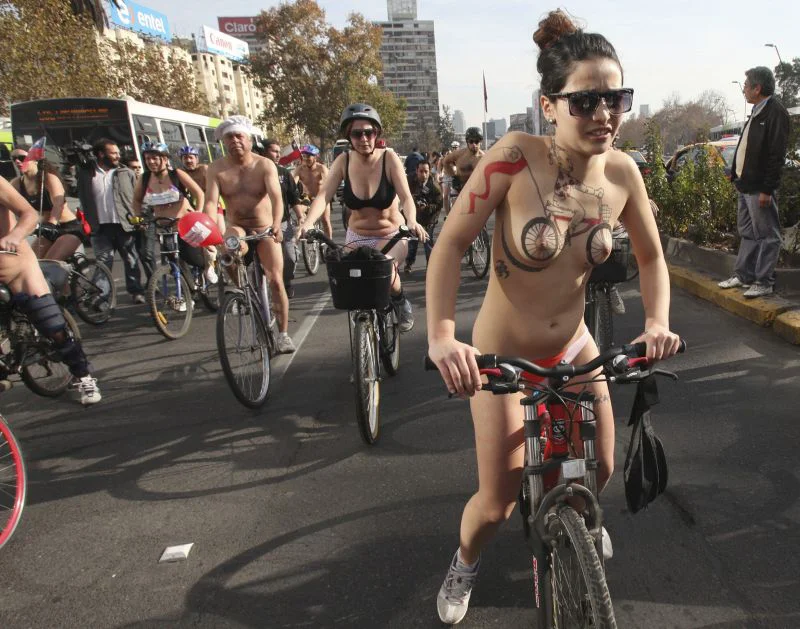 Au pedalat goi pe biciclete, într-un protest inedit