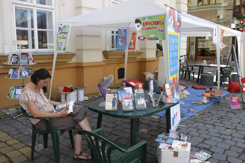 Biblioteci în aer liber: timişorenii citesc în Piaţa Unirii, sub îndemnul Institutului Francez