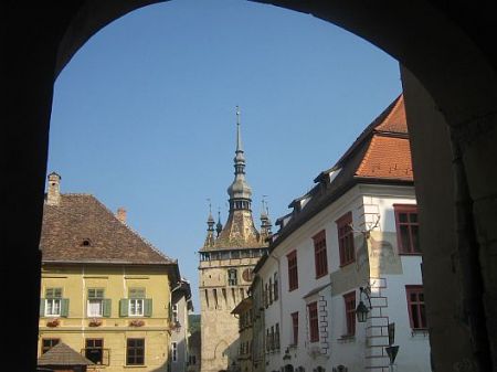 Câţi turişti străini vin lunar în România