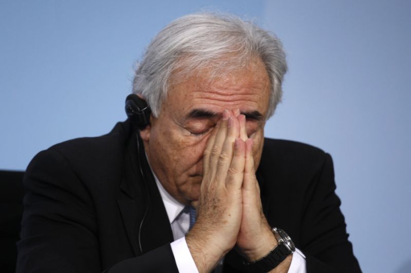 Cazul Strauss Kahn, parodiat de greci într-un spot publicitar | VIDEO
