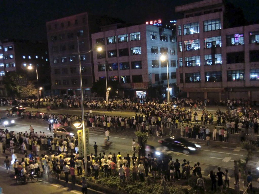 Ciocniri între protestatari şi forţele de ordine, în China