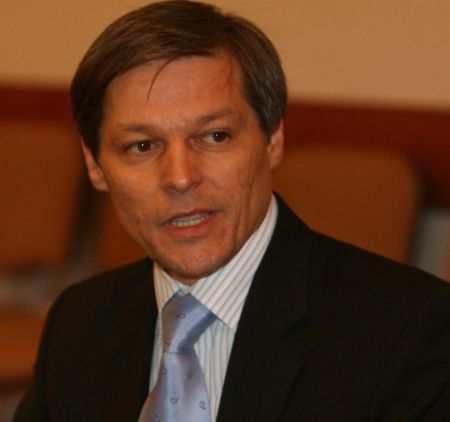 Cioloş anunţă compensaţii de 210 milioane de euro pentru fermierii europeni