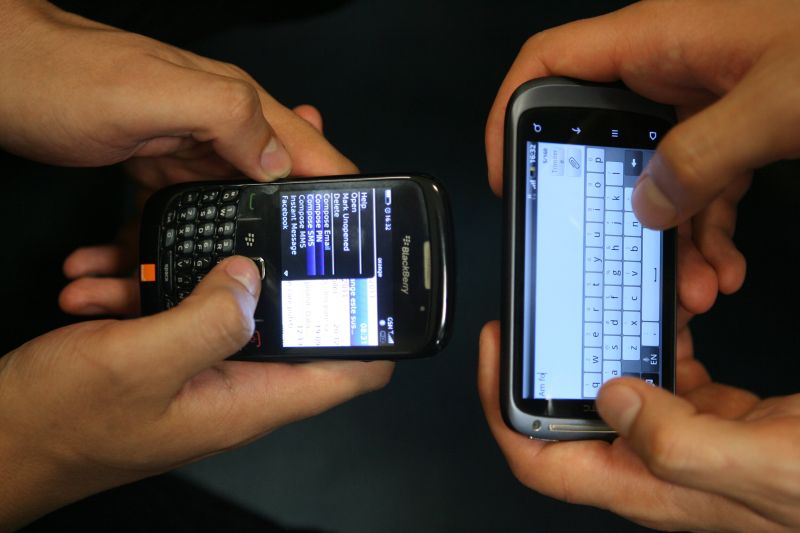 Comparaţie: tastatura bate touchscreen-ul la scris SMS| VIDEO