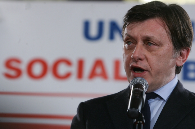 Crin Antonescu: Traian Băsescu ne vinde țara la Budapesta. Trebuie să protestăm masiv