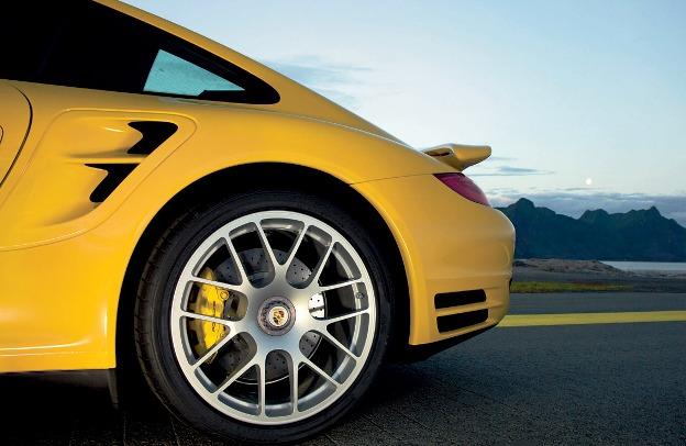 Cu supermodelul la service: Porsche caută 911 la roţi