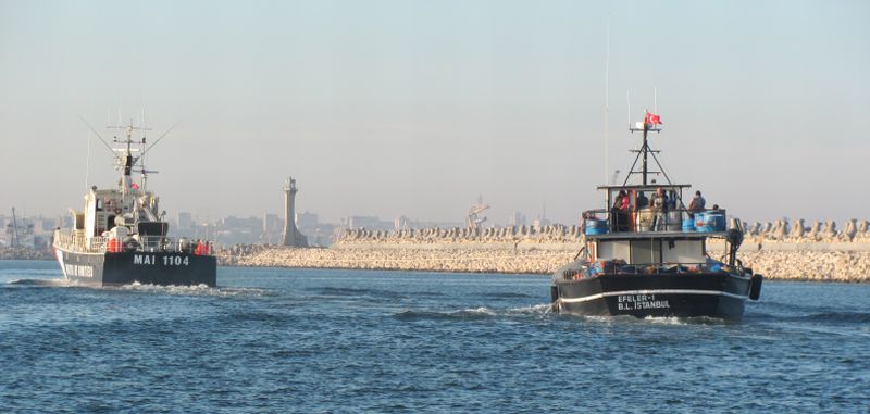 Incendiu pe un remorcher cu cinci marinari la bord