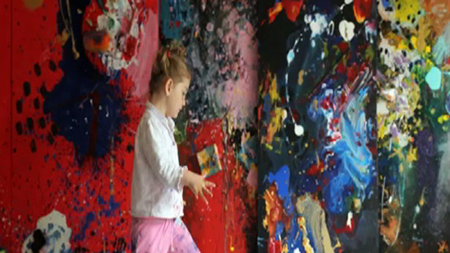 O fetiță din Australia șochează lumea: la 4 ani, pictează ca Picasso