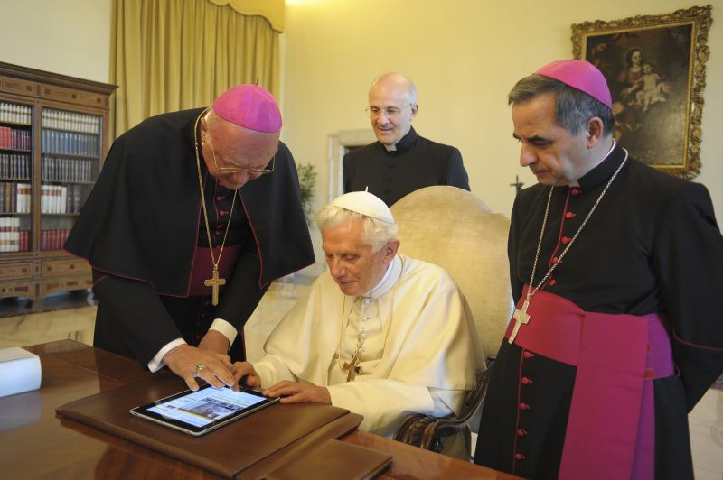 Papa Benedict al XVI-lea a scris primul post pe Twitter. VEZI mesajul Suveranului Pontif