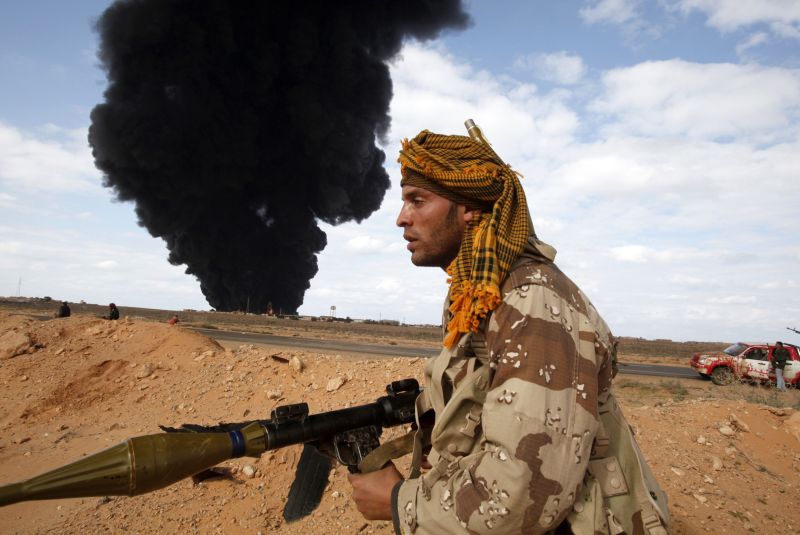 Parisul recunoaște: Franța a parașutat arme rebelilor libieni