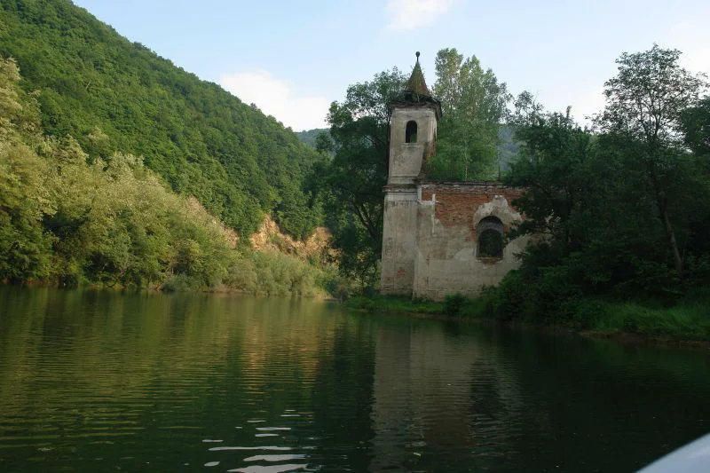 Pelerinaj la biserica ascunsă de apele lacului Cinciş