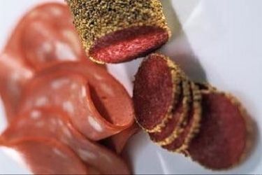 Producător mezeluri: Românii nu consumă mai puţină carne. A crescut producţia la negru