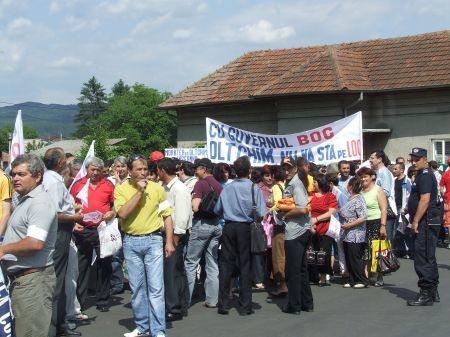 Protestele angajaţilor Oltchim, stinse cu salariile restante