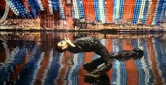 Românul de la "Britain’s got talent" intră în semifinale cu lacrimi în ochi