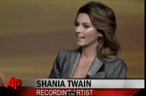 Shania Twain a căzut înainte de prezentarea unui trofeu la Premiile CMT