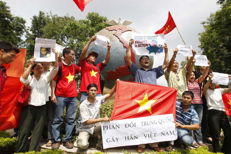 Tensiuni între China şi Vietnam. Armata vietnameză a început manevre de război