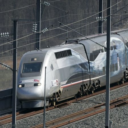 Trenul de mare viteză Beijing-Shanghai acoperă 1.300km în cinci ore