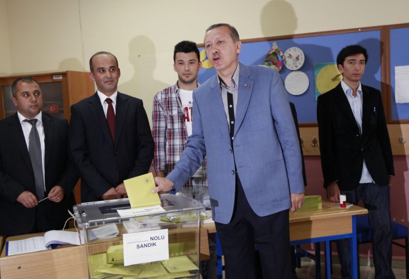 Turcia: partidul premierului Erdogan a câştigat legislativele şi va guverna singur