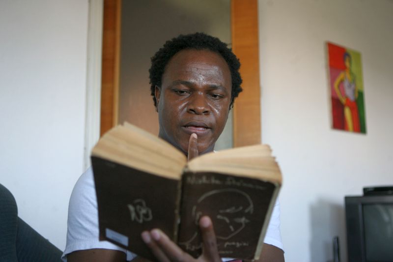 Un poet nigerian s-a refugiat pe Calea 13 Septembrie: "Tinerii din ţara asta n-ar trebui să se simtă inferiori nimănui"