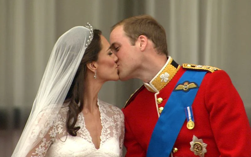 10 săruturi care au marcat nunțile vedetelor | VIDEO