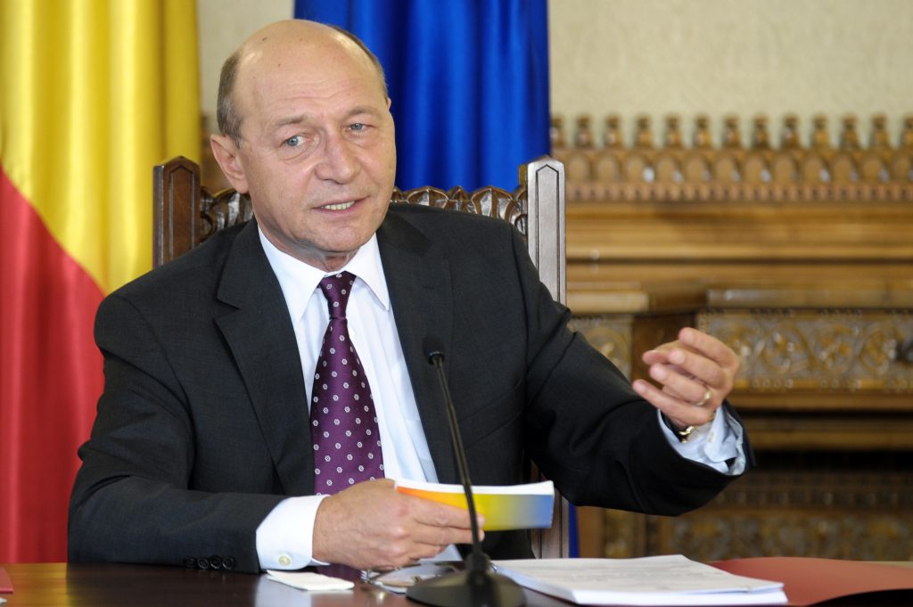 Băsescu solicită reexaminarea ordonanței privind înființarea IMM-urilor de către tineri