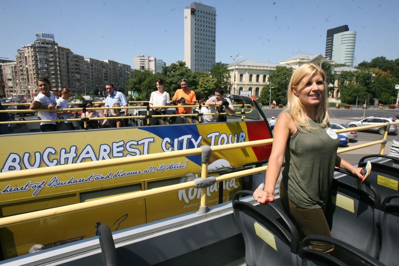 Ce se poate vedea din autobuzul supraetajat care circulă prin Capitală. Elena Udrea, primul călător | FOTO & VIDEO