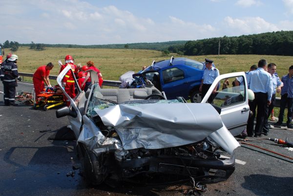 Cinci răniţi grav după o depăşire imprudentă