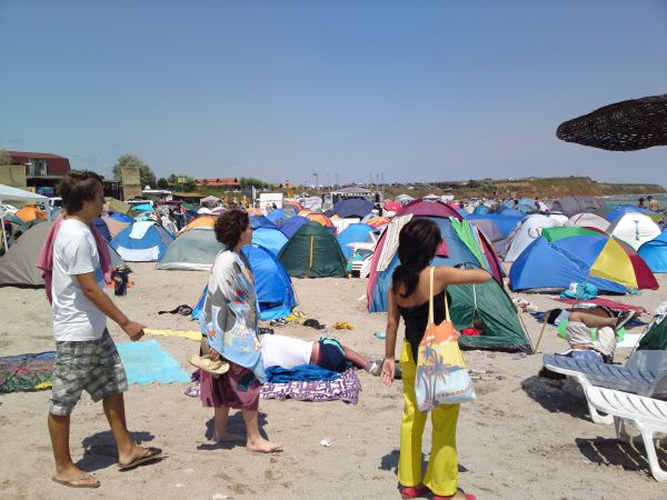 Deși camparea pe plajă a fost interzisă, vamaioții nu renunță la corturi