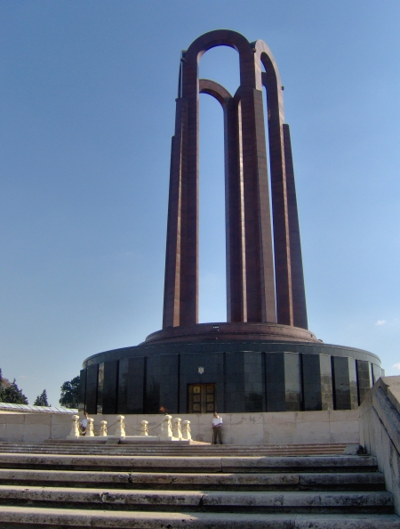 Deutsche Welle: Muzeul comunismului şi mausoleul din parcul Carol