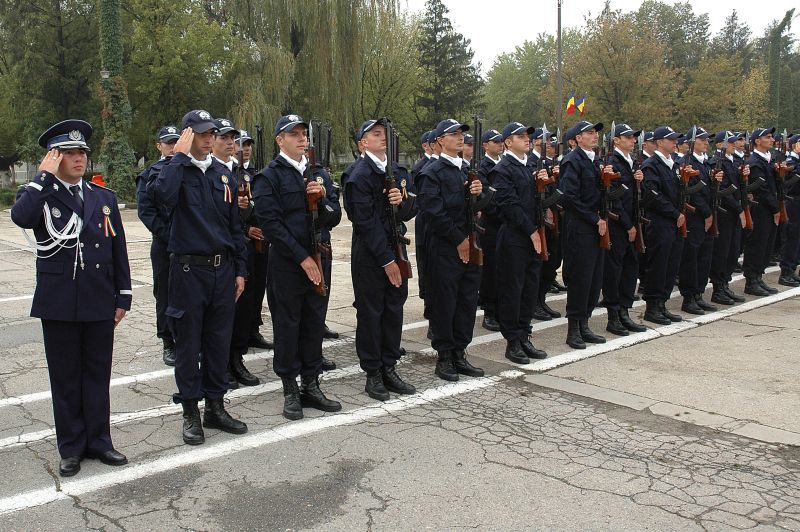 La Academia de Poliţie, epoleţii bat leafa: tinerii încă se înghesuie să se facă poliţişti