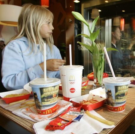Meniurile de la McDonald’s trec de la junk-food la fructe şi lapte