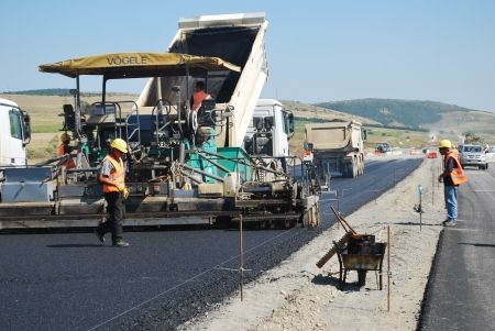 Opt constructori români au de încasat peste jumătate din totalul banilor datorați de CNADNR