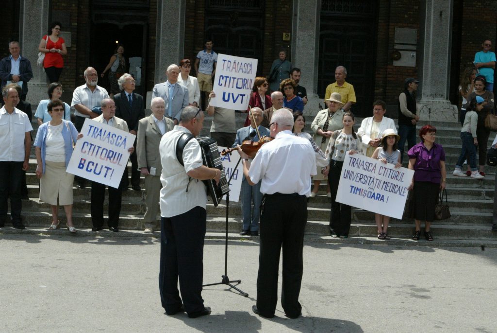 Protest de solidaritate cu Regele Mihai îndreptat către Traian Băsescu