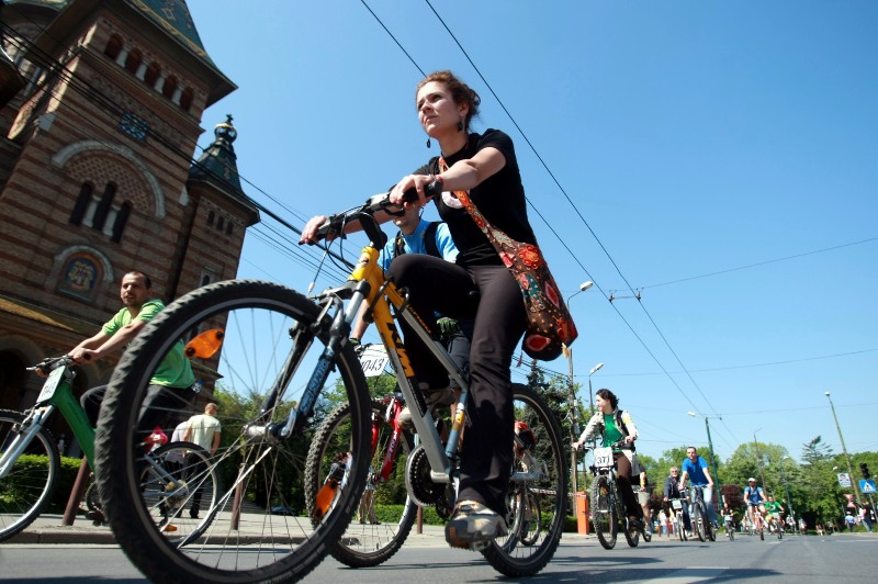 Timp liber de calitate: patru ore pe bicicletă printre dealuri înverzite, la Timişoara