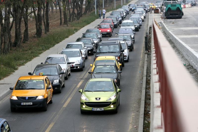 Trafic de coşmar pe DN1. Poliţiştii au deviat circulaţia