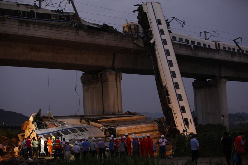 Tragedie feroviară în China. Un tren de mare viteză a deraiat