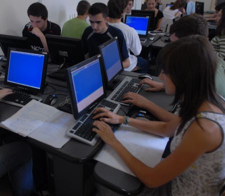 BAC 2011: Peste 10.000 de absolvenţi de liceu susţin azi proba de competenţe digitale