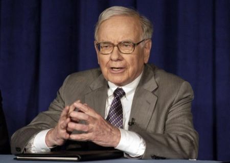 Care criză?! Warren Buffett cumpără acţiuni la greu!