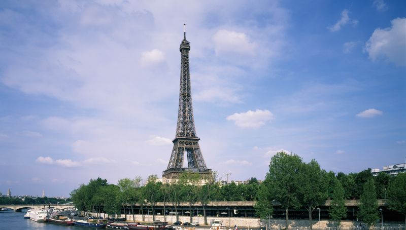 Ciocniri între poliţie şi vânzătorii stradali ilegali de lângă Turnul Eiffel