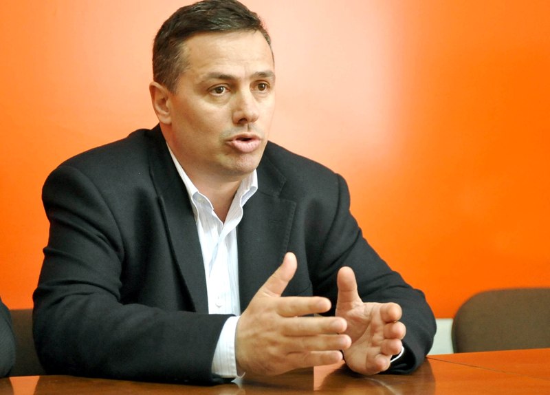 Deputatul PDL Petru Movilă, luat la pumni în propria ogradă