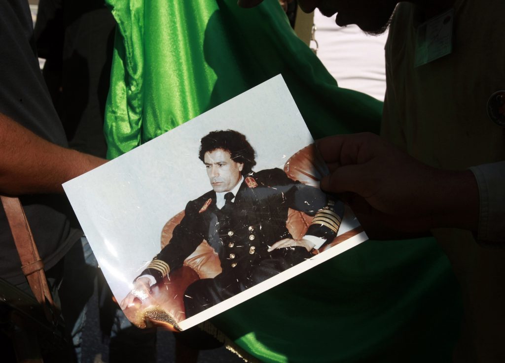 Expert rus: Gaddafi va muri cu arma-n mână, nu se va preda