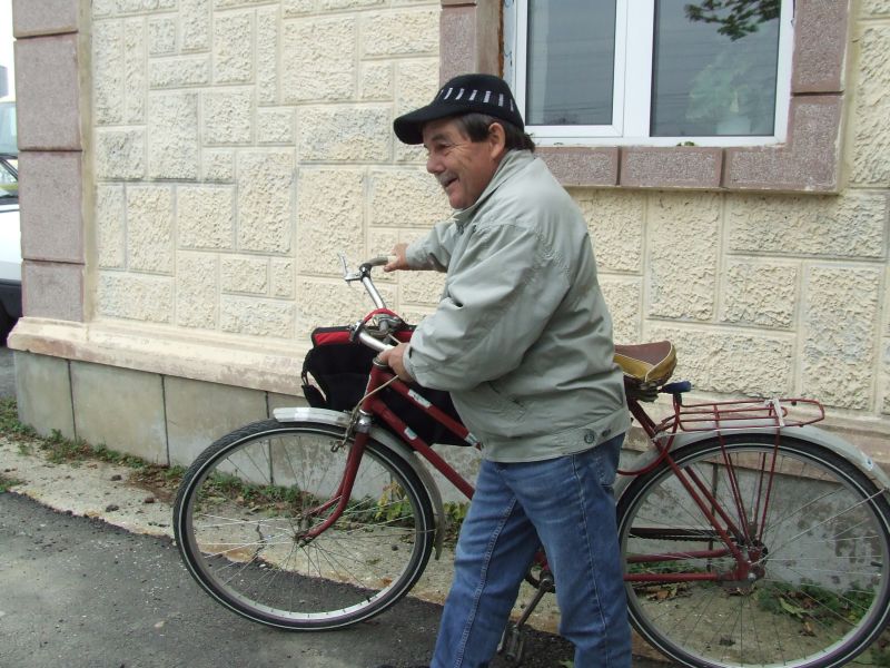 Funcționar din Vâlcea, în comă după ce-a mers beat cu bicicleta la serviciu