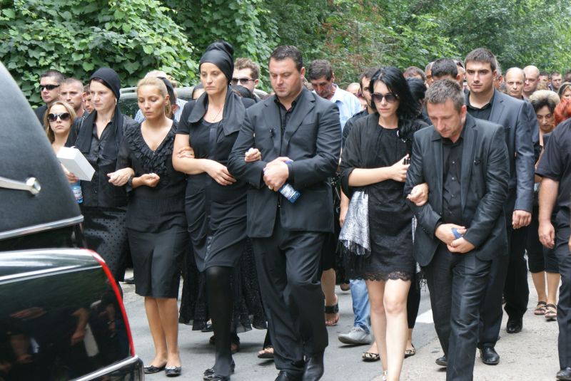 Funeraliile unui milionar: 13 preoţi şi o avere neîmpărţită